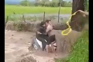 Video: el momento del dramático rescate de una pareja de turistas atrapada en medio de las inundaciones de Salta