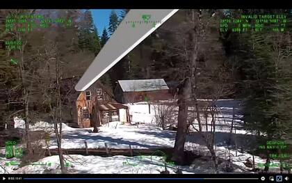 La pareja fue rescatada, a pesar de los fuertes vientos, por vía aérea.