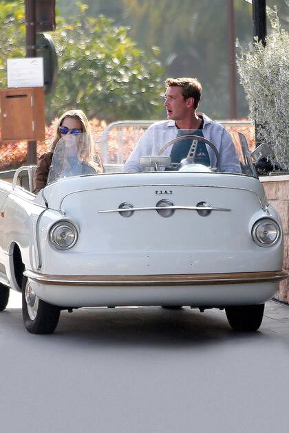 La pareja fue vista en varias ocasiones recorriendo el Yacht Club de Mónaco a bordo de un Fiat 600 Multipla cabrio blanco.