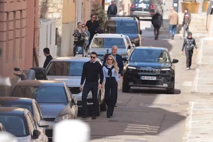 La pareja fue vista por las calles de Córcega, en otra foto publicada por Paris Match