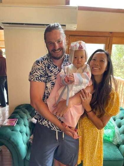 La pareja había salido a caminar junto a su beba de un año de edad y su perro por un sendero sin árboles donde resguardarse