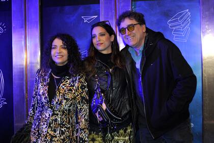 La pareja junto a su hija, que actualmente tiene 37 años. "Marta se crio en un estudio de grabación, arriba de un escenario", recuerda su madre y, orgullosa, despliega su CV. "Es arteterapeuta, especialista en doblaje y actuación de voz y tiene una escuela de teatro hace 15 años"