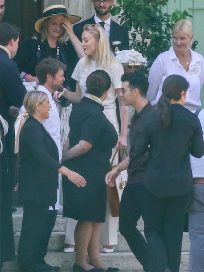 La pareja, junto a sus invitados