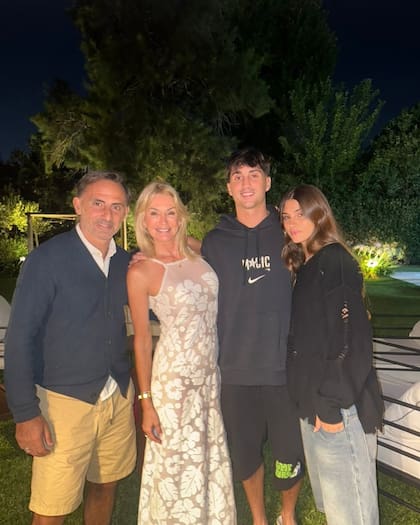 La pareja junto a sus dos hijos, Diego y Lola (Foto: Instagram @yanilatorre)