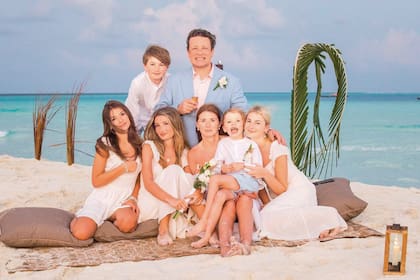 La pareja junto a sus hijos Poppy Honey, Daisy Boo, Petal Blossom, Buddy Bear y River Rocket.