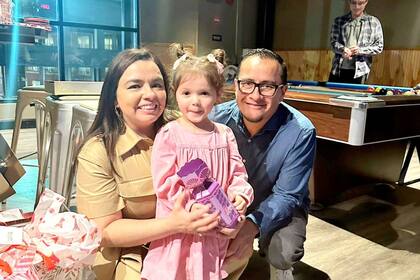 La pareja latina con una de sus nietas