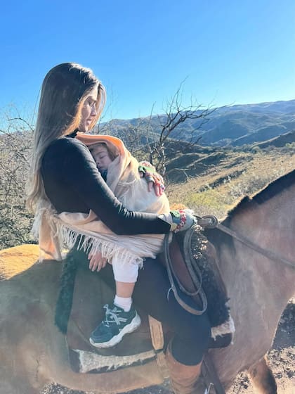 La pareja le inculca a sus hijos el amor por la naturaleza y los animales. Para su cumpleaños número 2, le obsequiaron a Tao un caballo llamado Rambo