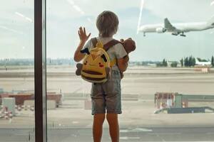 La pareja llamó a un familiar para que busque al menor del aeropuerto