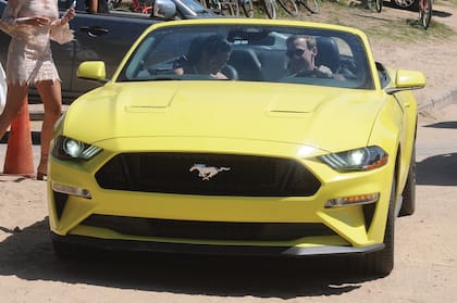 La pareja llegó a bordo de un Mustang descapotable que forma parte de la colección de autos antiguos de Alberto Roemmers.