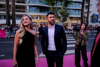 La pareja llegó al Palais des Festivals de Cannes y recorrió la alfombra rosa antes de ver el primer episodio a sala llena. Después de la proyección, Agüero participó de un panel donde contestó preguntas de la audiencia