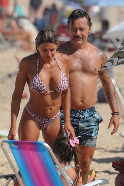 La pareja llegó cerca de mediodía con sus sombrillas a la playa de José Ignacia. Y, cerca de las 16, hicieron un break para ir a La Huella a comer