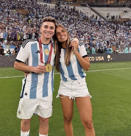 La pareja luego de que Julián se consagró campeón del mundo con la Selección (Foto: @emiliafferrero)