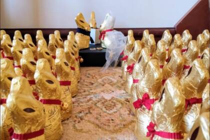 La pareja organizó una boda de conejos con los souvenirs de chocolate que les quedaron de su casamiento cancelado.