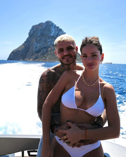 La pareja pasó el domingo en un paseo en bote por la costa de Ibiza