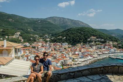 La pareja pasó la cuarentena del 2020 en Lefkada, una isla griega en el mar Jónico. Llegaron con el plan de hacer un house sitting y cuidar tres gatas por tres meses y medio. Cuando comenzó a cerrar todo, los dueños de casa decidieron quedarse donde estaban y les ofrecieron extender su estadía, una oportunidad caída del cielo. Terminaron quedándose 15 meses en una casa hermosa en compañía de tres gatos que aún extrañan.