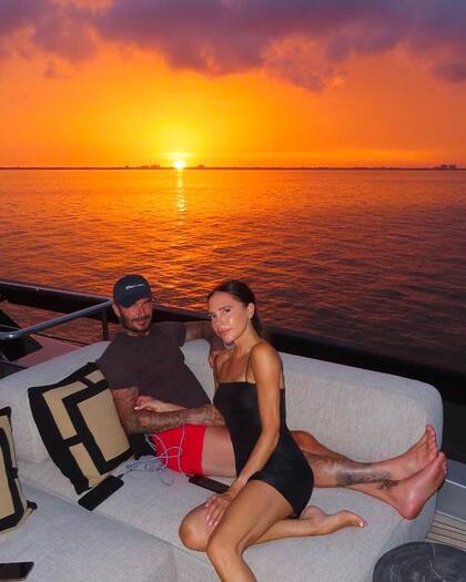 La pareja posa con un fabuloso atardecer como telón de fondo.