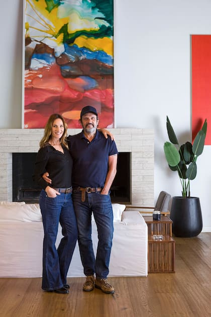 La pareja posa delante de la chimenea coronada por una pintura del argentino Martín Reyna