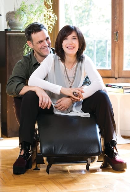 La pareja posa en su casa de Palermo