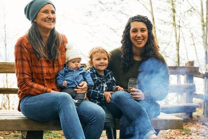 La pareja posa junto a sus dos hijos