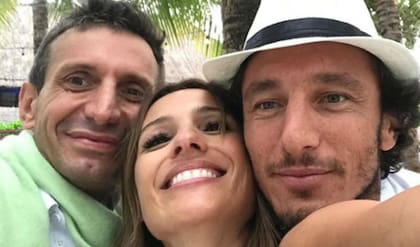 La pareja posa junto a uno de los amigos de la modelo