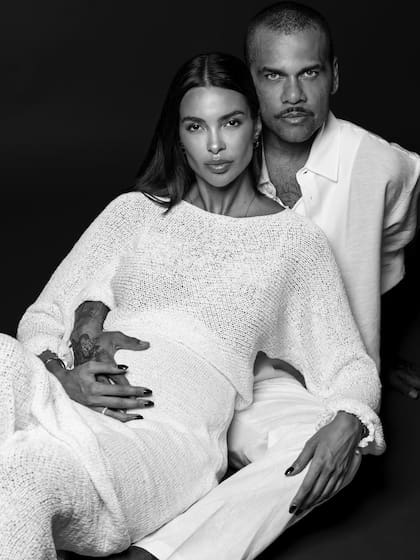 La pareja posó ante las cámaras para anunciar la llegada de su hijo (Foto: @danialves)