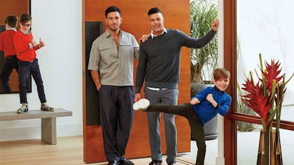 La pareja posó junto a sus hijos, los mellizos Matteo y Valentino