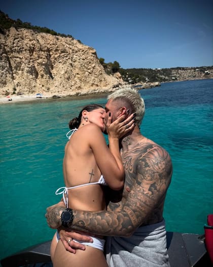 La pareja posteó fotos románticas en Instagram y un video que dio de qué hablar, en su paso por Ibiza