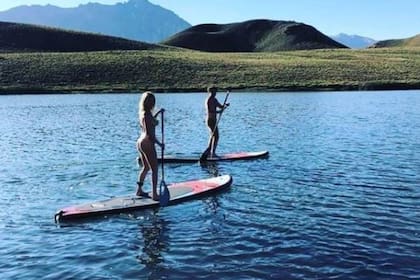 La pareja practicó stand up paddle en una laguna del departamento mendocino de Malargüe