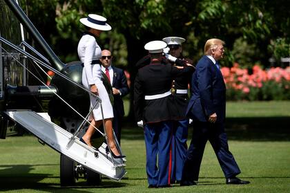 La pareja presidencial, al bajarse del helicóptero en el Palacio de Buckingham