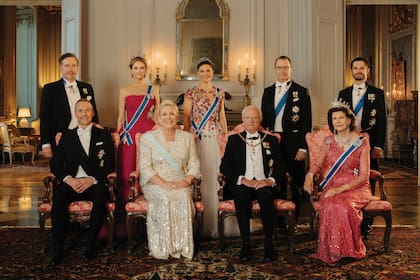 La pareja presidencial de Islandia y
el rey y la reina de Suecia posan en
primera fila. Detrás de ellos están
Chris O’Neill y la princesa Magdalena,
la princesa heredera Victoria y el
príncipe Daniel, y el príncipe
Carlos Felipe.