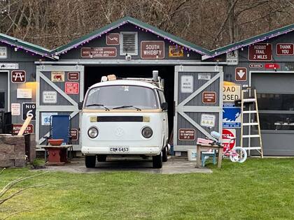 La pareja que guardó la kombi en su casa le hizo nuevas refacciones y arreglos para que la pareja pueda retomar su viaje al momento de volver