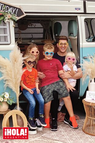 La pareja, que rara vez muestra fotos de sus hijos, esta vez compartió con ¡HOLA! una instantánea familiar inédita, tomada en el cumpleaños número 46 de Michael, el pasado mes de septiembre, cuando Luisana lo sorprendió con una furgoneta VW de época y un picnic en el patio trasero. "Cada vez que quiero sorprenderlo, siempre pienso en cómo incluir a los chicos”, dice. “Y él hace lo mismo”. Sus hijos son Noah, de 8 años (al centro de la imagen), Elias, de 6 (izquierda), y Vida, la “reina” de la casa, de 3 (derecha).