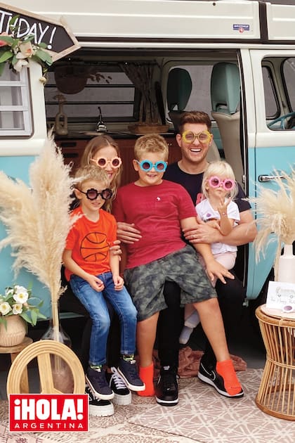 La pareja, que rara vez muestra fotos de sus hijos, esta vez compartió con ¡HOLA! una instantánea familiar inédita, tomada en el cumpleaños número 46 de Michael, el pasado mes de septiembre, cuando Luisana lo sorprendió con una furgoneta VW de época y un picnic en el patio trasero. "Cada vez que quiero sorprenderlo, siempre pienso en cómo incluir a los chicos”, dice. “Y él hace lo mismo”. Sus hijos son Noah, de 8 años (al centro de la imagen), Elias, de 6 (izquierda), y Vida, la “reina” de la casa, de 3 (derecha).