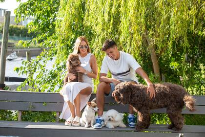 La pareja, que se conoció a fines de 2016, posa con sus mascotas, Rebecca, Elsa, Clara y Serena. “La llamé así por Serena Williams”, dice Federico mientras acaricia a su bella labradoodle.