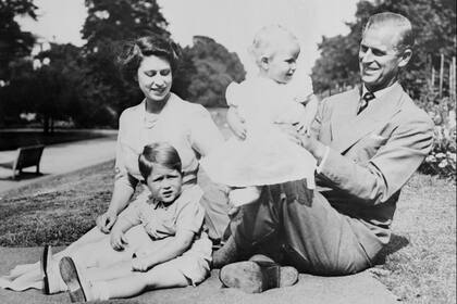 La pareja real británica con dos de sus dos hijos: Carlos, príncipe de Gales (izq.) y la Princesa Ana (1 de enero de 1952).
