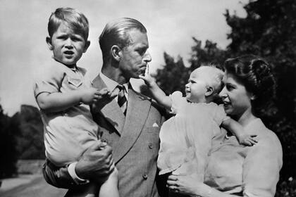 La pareja real británica con dos de sus dos hijos: Carlos, príncipe de Gales (izq.) y la Princesa Ana (1 de enero de 1952).