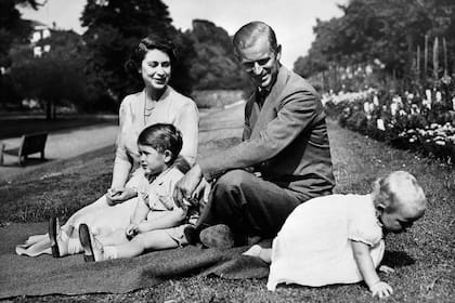 La pareja real británica, la reina Isabel II, y su esposo Felipe, duque de Edimburgo, con sus dos hijos, Carlos, Príncipe de Gales y la Princesa An, el 1 de enero de 1952