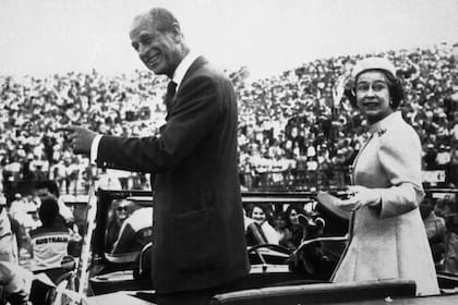 La pareja real conduce entre la multitud de atletas y oficiales durante la ceremonia de clausura de los XII Juegos de la Commonwealth, en el Centro Deportivo Queen Elizabeth II Jubilee de Brisbane, Australia (9 de octubre de 1982).