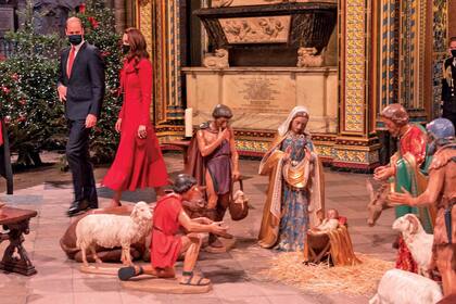 La pareja real fotografiada en el interior de la abadía a su paso por el pesebre.