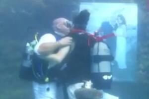 La pareja realizó todos los rituales inherentes a una boda, pero seis metros bajo el agua