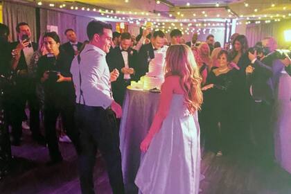 La pareja recién casada tuvo que trasladarse a un salón mucho más pequeño y sin las comodidades necesarias para la celebración y la cantidad de invitados