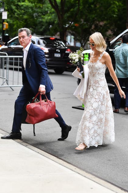 La pareja regresando de su boda secreta en el Ayuntamiento de Nueva York. Naomi usó un vestido de novia de Oscar de la Renta mientras que  su esposo Billy vestía un traje azul marino y una camisa blanca