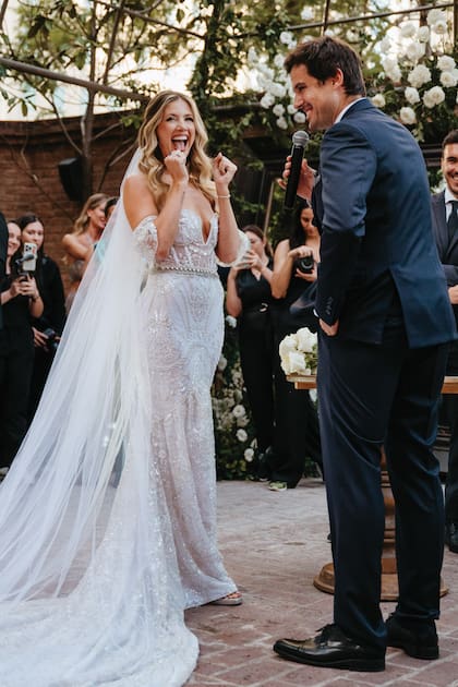 La pareja ríe durante la ceremonia oficiada por sus dos mejores amigos, Noe y Totti.