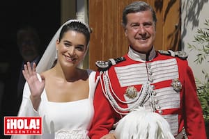 La pareja, saludando a la gente a la salida de la iglesia