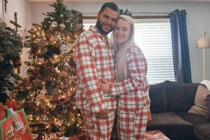 La pareja se casó en 2024 y él solicitó su green card, pero fue detenido por ICE