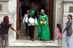 Una pareja sorprendió a todos al llegar al registro civil vestidos como Shrek y Fiona