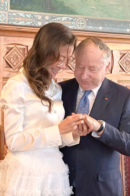 La pareja se casó en un juzgado civil en Ginebra y llevó un conjunto blanco compuesto por falda con franjas y flecos y camisa satinada de botones.