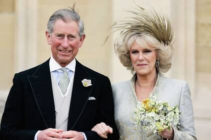 La pareja se casó en una ceremonia civil en Windsor Guildhall el 9 de abril de 2005