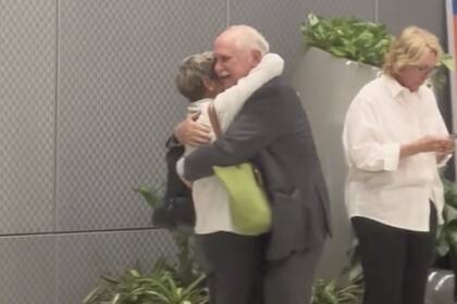La pareja se comprometió en el aeropuerto de Tampa, después de 60 años de haber estado separados