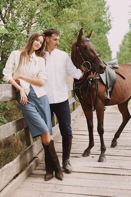 La pareja se conoció en una fiesta, dos años y medio atrás y, aunque sus vidas transcurren arriba de aviones, un mes y medio atrás se fueron a vivir juntos